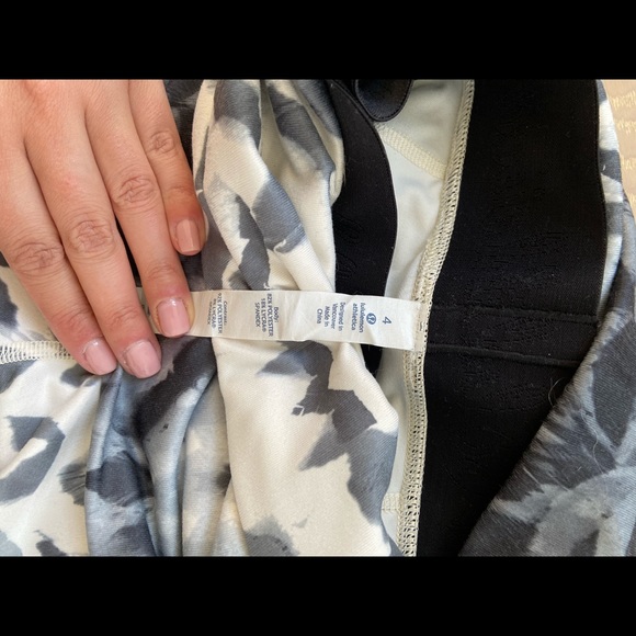 Lululemon pattern leggings never worn - Picture 4 of 4